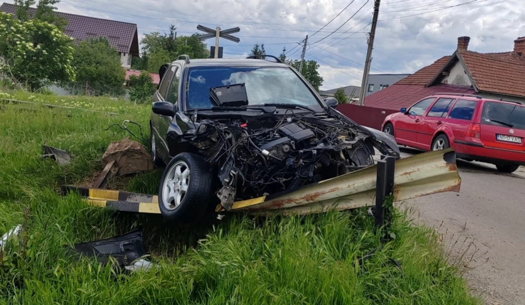 Mașină spulberată de tren, în Neamț. Șoferul care a forțat trecerea de cale ferată a scăpat teafăr
