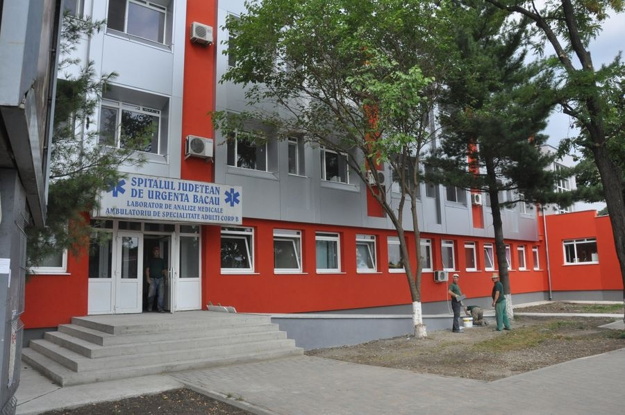 Bolnavii din Bacău stau la cozi imense pentru consultaţii