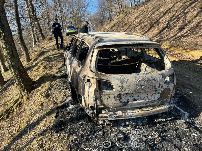 Scene șocante într-o pădure! Ambulanţier găsit carbonizat, în propria maşină. Soţia îl dăduse dispărut, cu puţin timp înainte, la 112