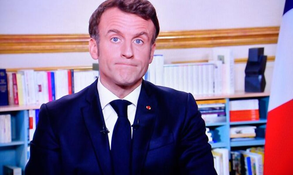 Macron, autorul propriei prăbușiri