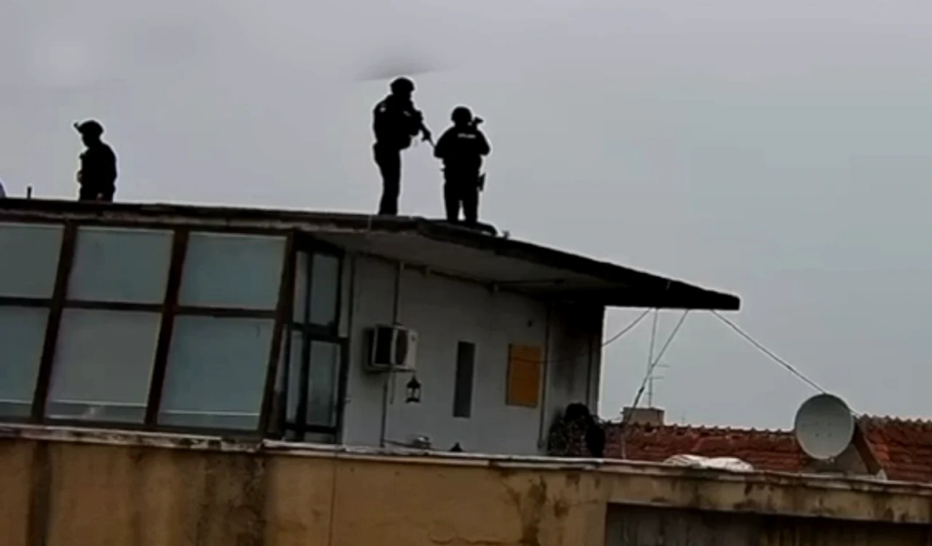 Momentul în care mascații intervin pentru capturarea „lunetistului” cu armă airsoft, aflat pe un bloc din Capitală