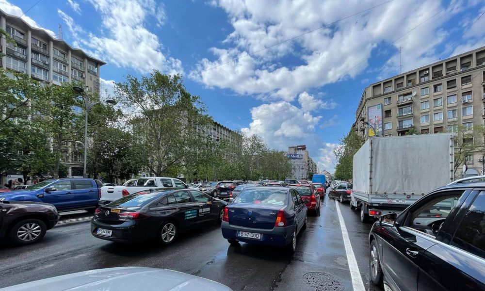 Vin vremuri grele pentru cei cu permis de conducere. Un polițist aplaudă