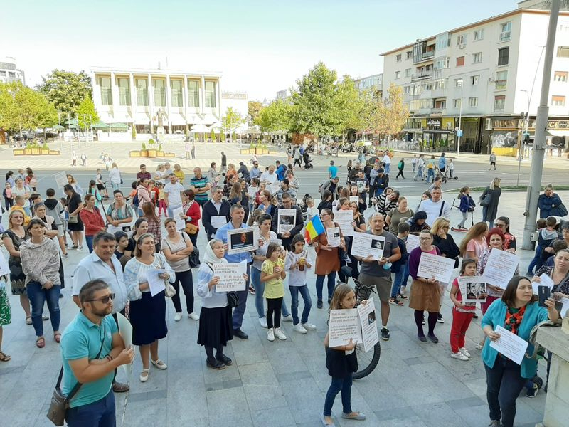  Scandal la Bacău, din cauza măștilor de protecție. Părinții au ieșit în stradă