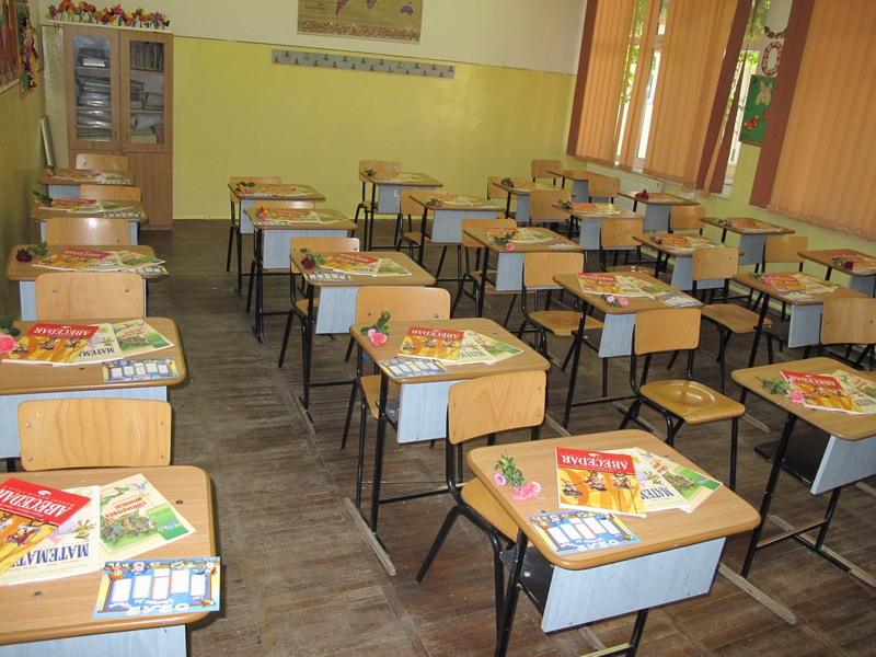 17 clase de elevi din Iași au intrat în scenariul roșu de COVID
