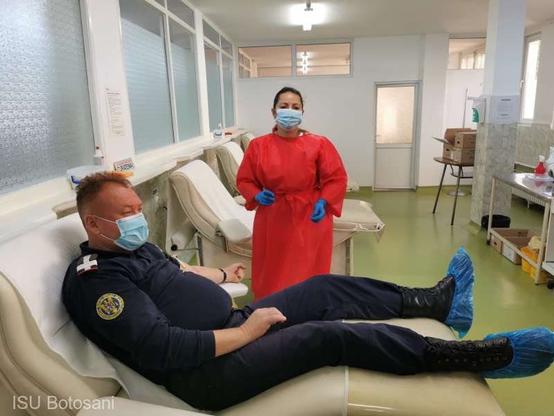  La Botoșani, pompierii care s-au vindecat de COVID au donat plasmă