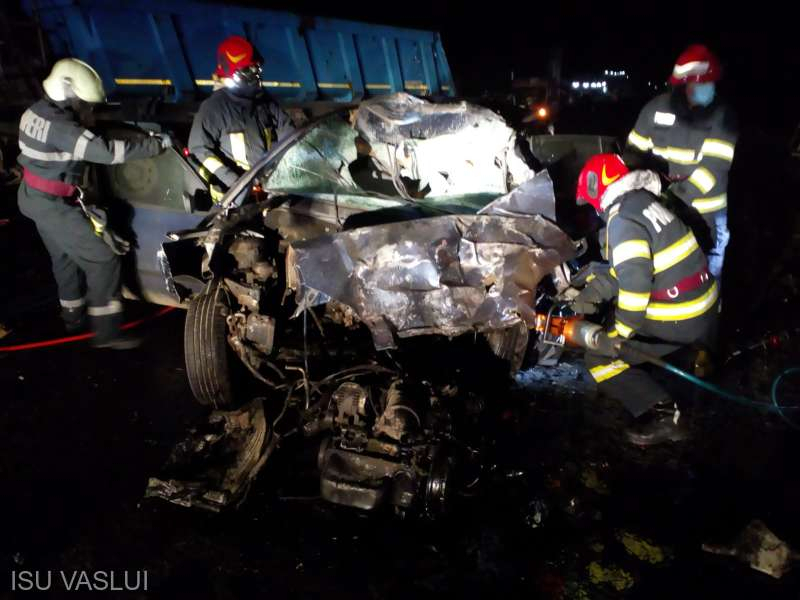  Accident mortal la Vaslui. Un șofer vitezoman s-a izbit într-un camion