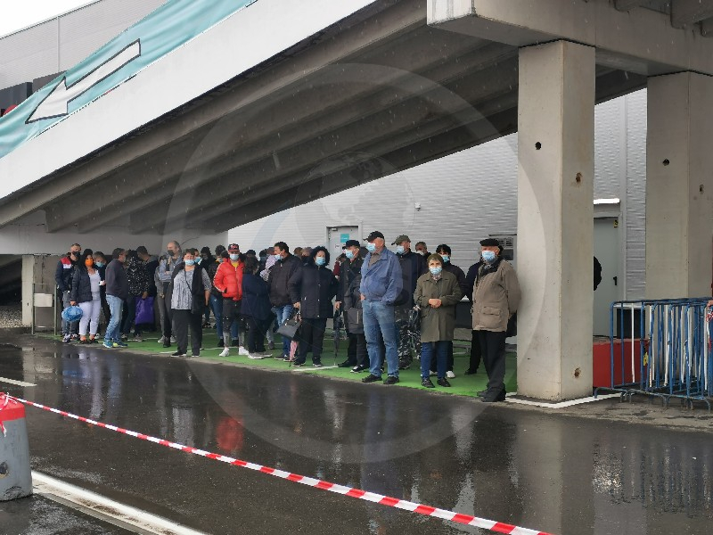 Românii stau încă la cozi să se vaccineze și stabilesc un record absolut: Cifrele maratonului în România