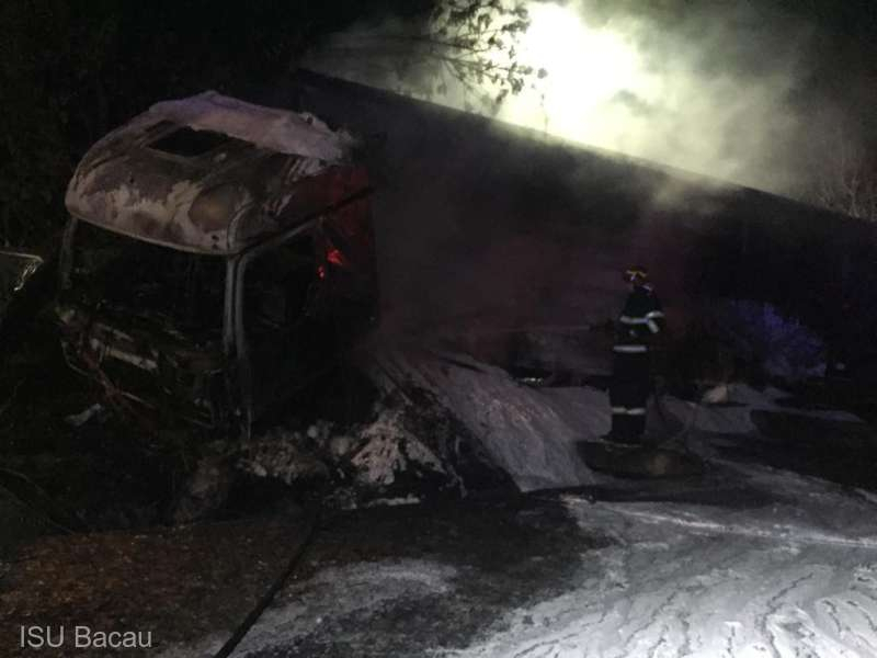 Un TIR a luat foc la Bacău