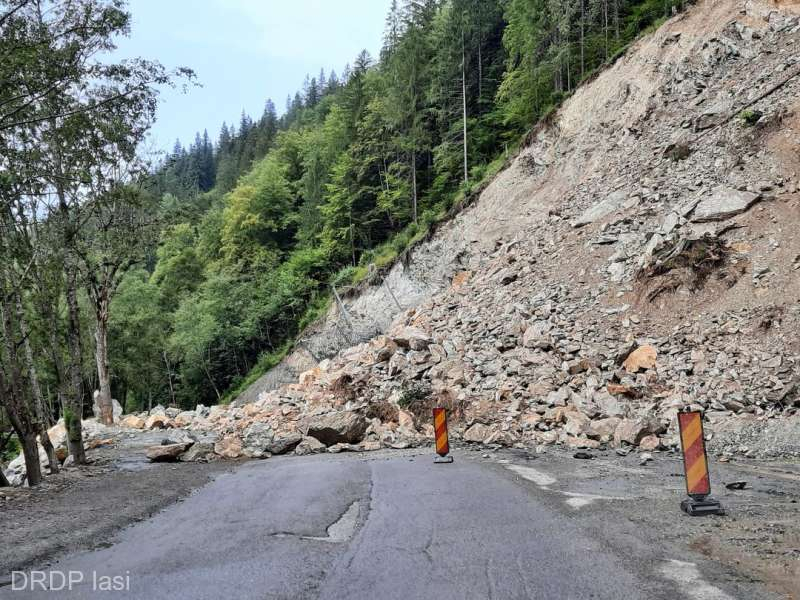 DN 17, blocat la Suceava de pietrele căzute de pe munți