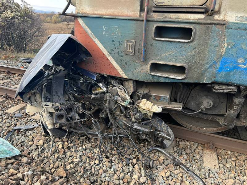 Dezastru fevoriar la Sascut! Un șofer a fost strivit de un tren