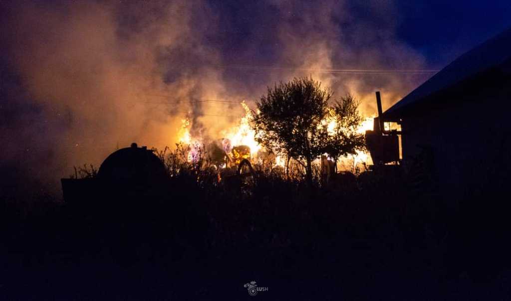Incendiu la Botoșani. Arde o casă din Dersca