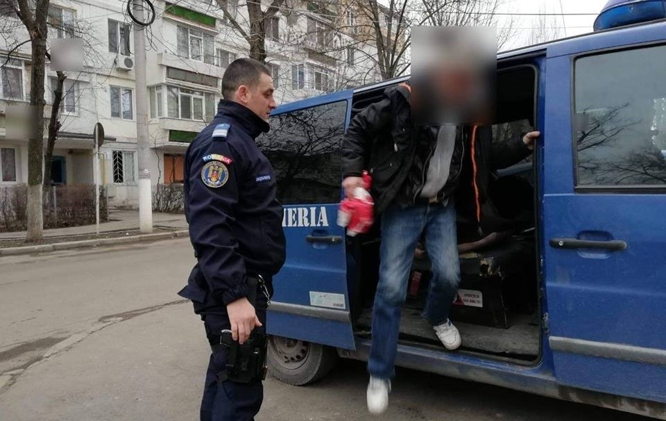 O tânără a fost înjunghiată de 12 ori de iubit