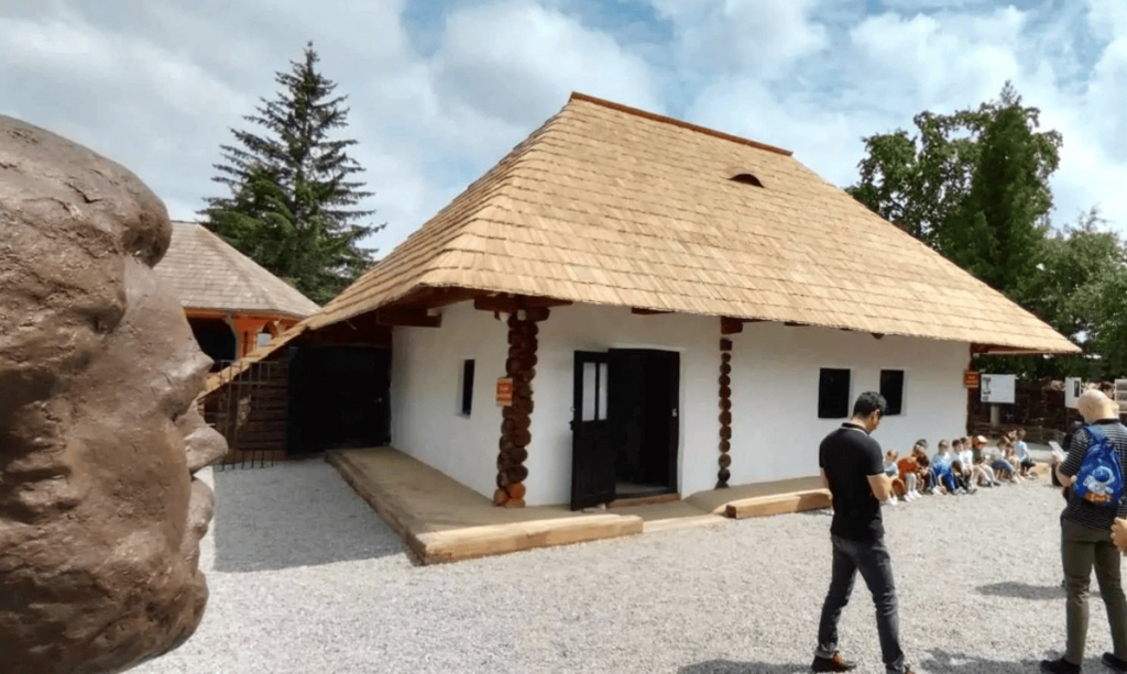 La o zvârlitură de băţ de Cetatea Neamţ, poveştile lui Nică a lui Ştefan a Petrei prin viaţă în toate ungherele casei memoriale din Humuleşti