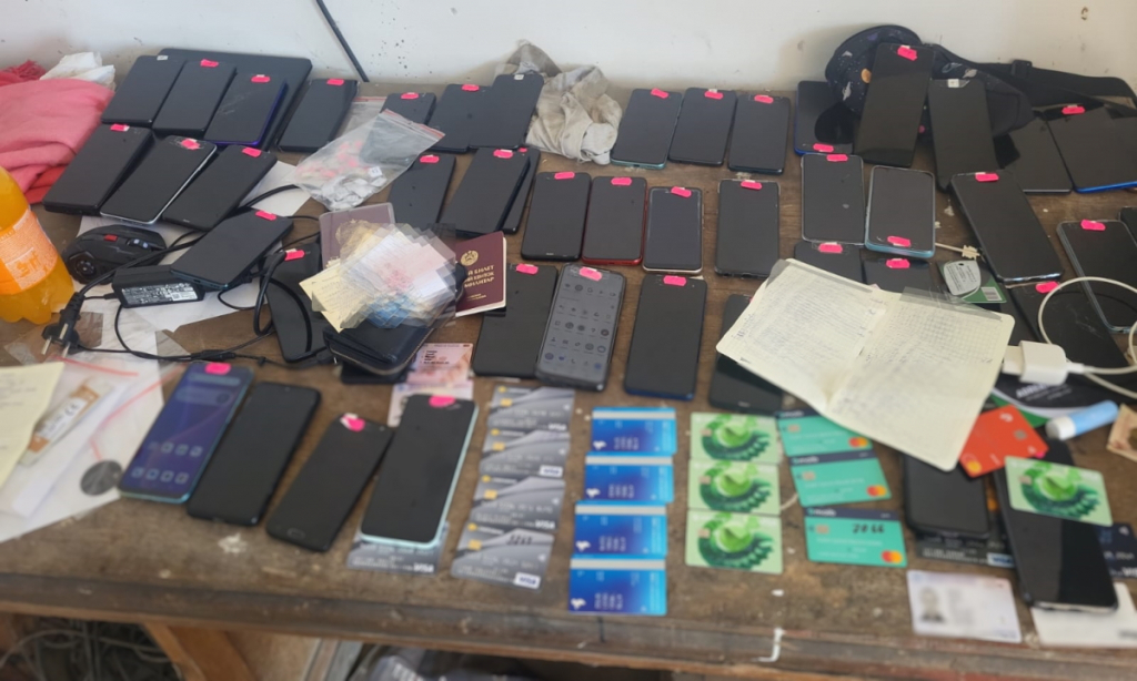 Zeci de telefoane și carduri bancare, confiscate la frontieră