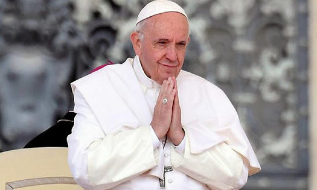     Papa solicită să respecte măsurile de protecție anti-COVID. Suveranul nu s-a mai apropiat de credincioși