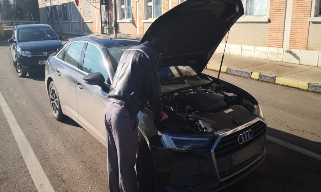 Autoturism de lux căutat în Cehia, depistat la Albiţa