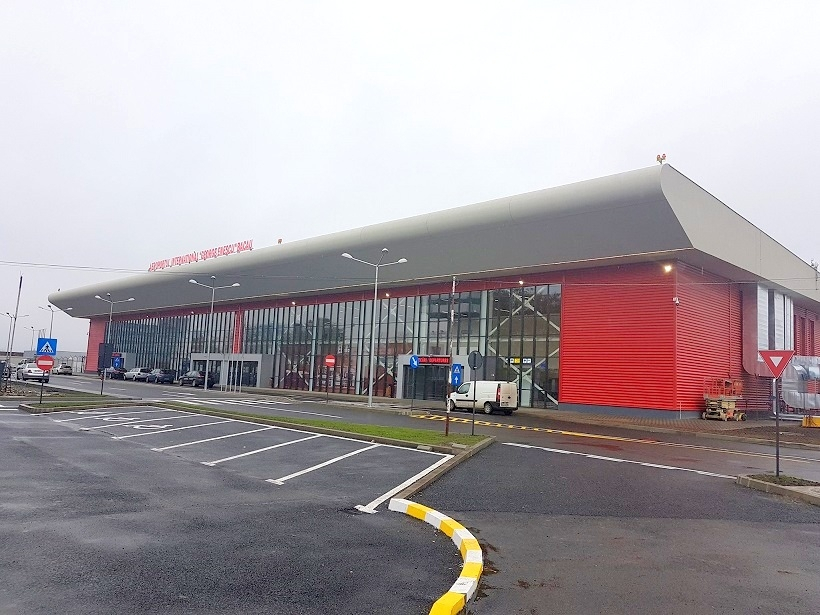 Prefectul Bacăului, în vizită la aeroport