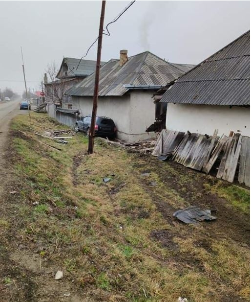 Un şofer din Neamţ a intrat cu maşina într-o casă