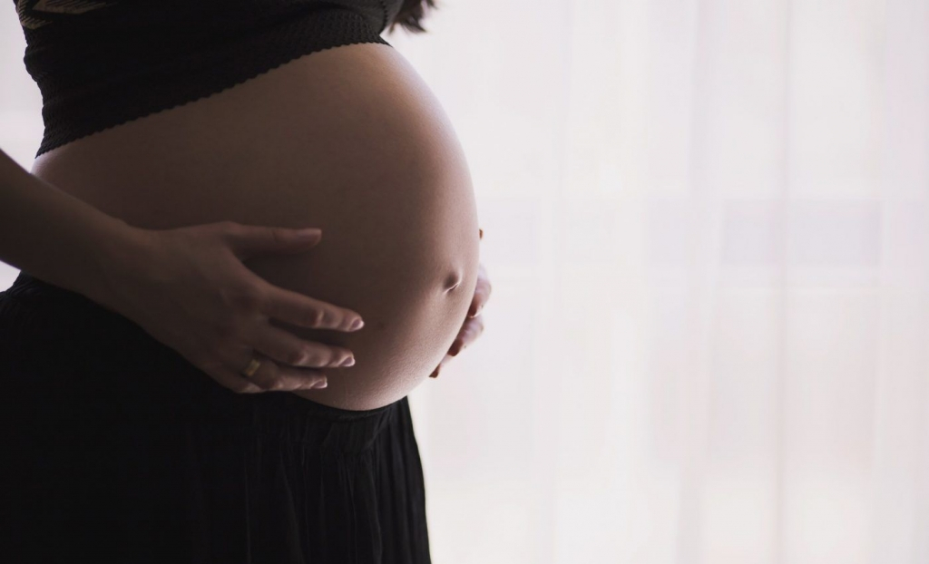 Minoră însărcinată cu un bărbat care are de două ori vârsta ei