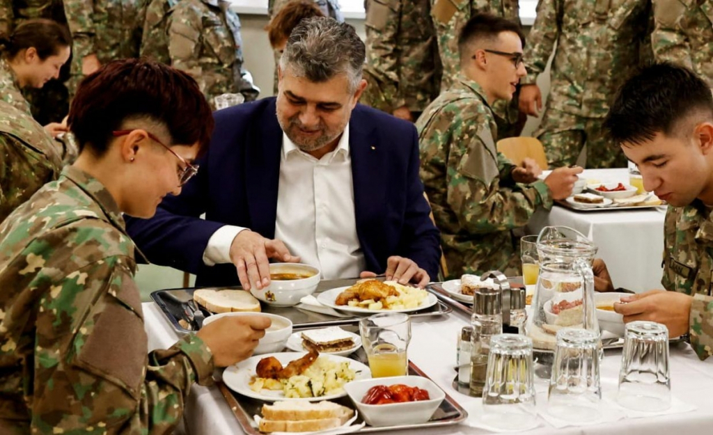 Ciolacu îl ironizează pe Ciucă la o popotă din Sibiu