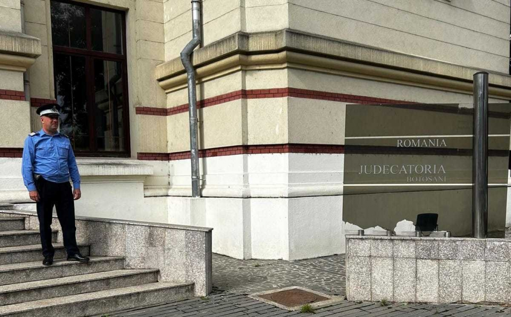 Incident la Judecătoria Botoșani - Un bărbat a sărit gardul și a vrut să spargă un geam