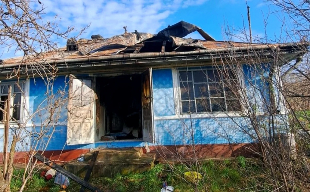 Un bărbat a murit după ce casa în care locuia a fost cuprinsă de flăcări. De la ce a pornit incendiul