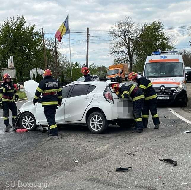 Botoșani: Șase persoane rănite într-un accident la Vârfu Câmpului; o femeie însărcinată și un copil - printre victime