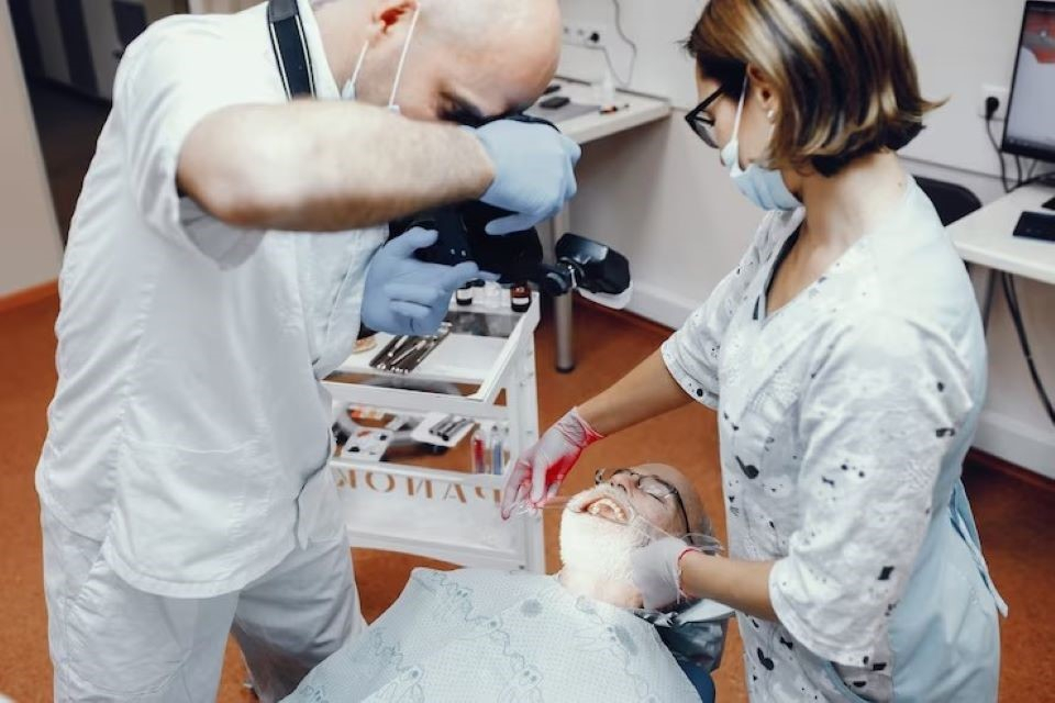 Implantul dentar: la ce să așteptați în timpul și după procedură