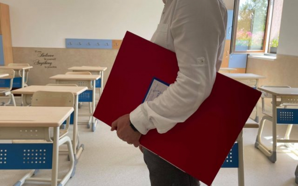 Directorul unei școli din Suceava, acuzat că s-a dezbrăcat complet și a trimis poze unei eleve minore. 'Nu e la prima abatere'