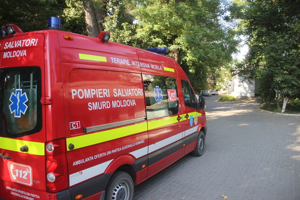 Un șofer de 77 de ani a băgat în spital doi tineri