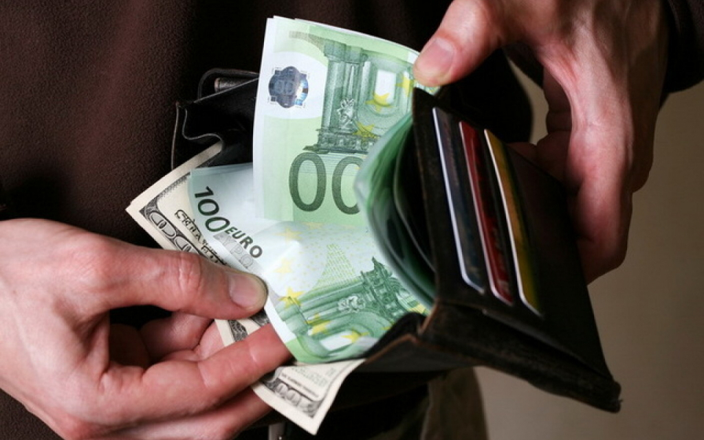Prietenii musafiri s-au îmbătat şi au jefuit gazda