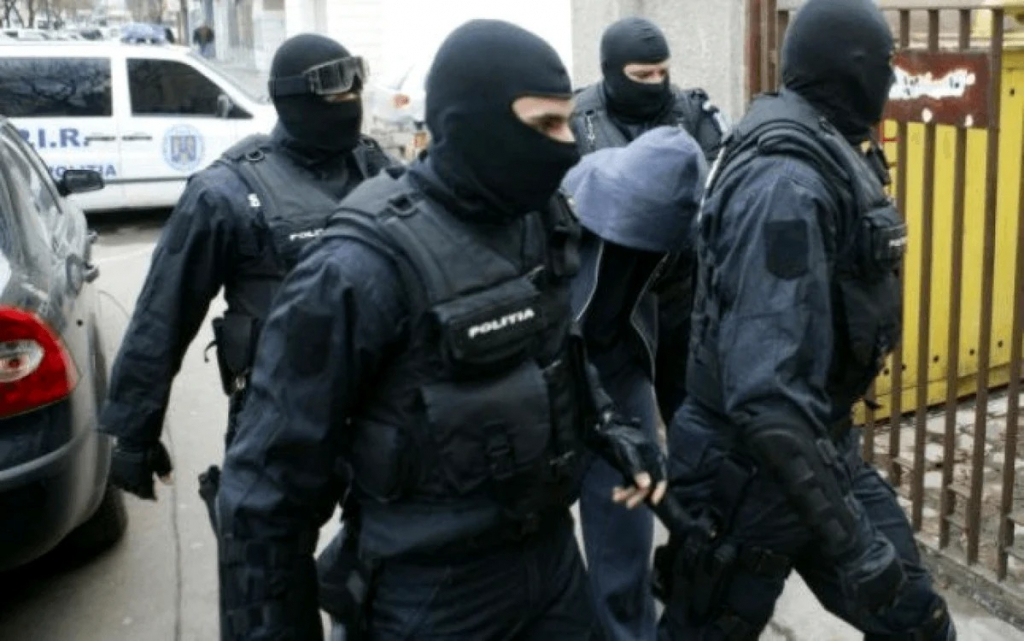 Poliţişti atacaţi cu securea. Focuri de armă pentru calmarea unui bărbat care-şi bătea tatăl