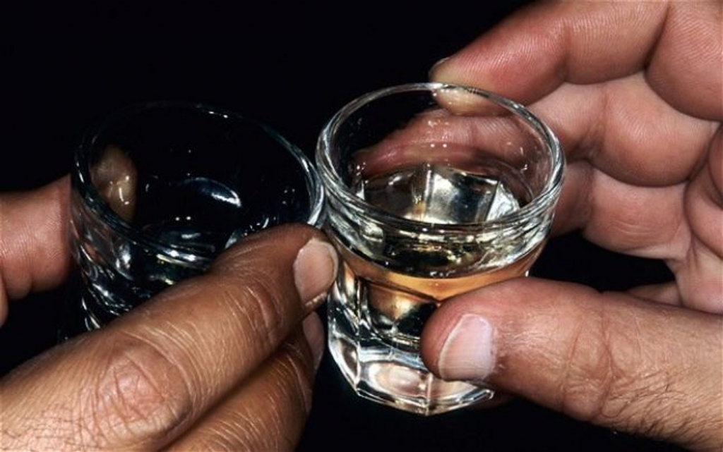 După ce ar fi fost violat, a băut vin cu făptuitorul!