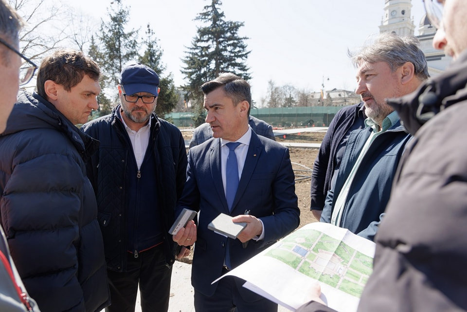 Galerie FOTO -- Descoperă noua inimă verde a Iașului: Parcul din fața Teatrului Național 