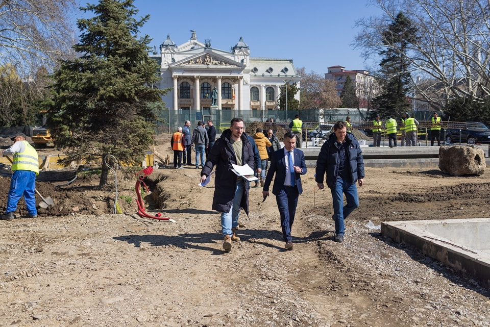 Galerie FOTO -- Descoperă noua inimă verde a Iașului: Parcul din fața Teatrului Național 