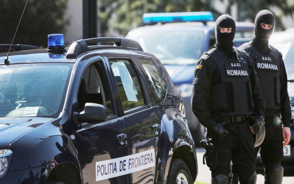 Contrabandiști de țigări, prinși la frontieră. Polițiștii au scos armele