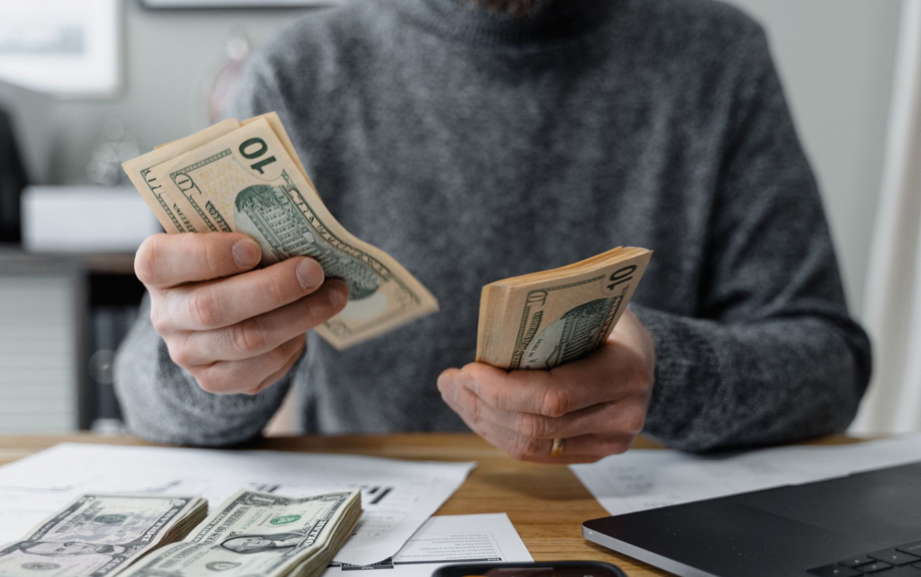 Aproape trei sferturi dintre români vor să-și schimbe jobul. Salariile stagnează, dar așteptările cresc