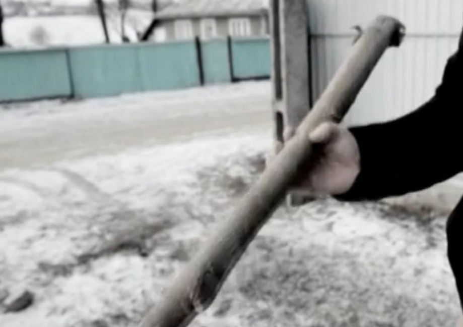 O puştoaică a bătut cu parul doi bătrânei