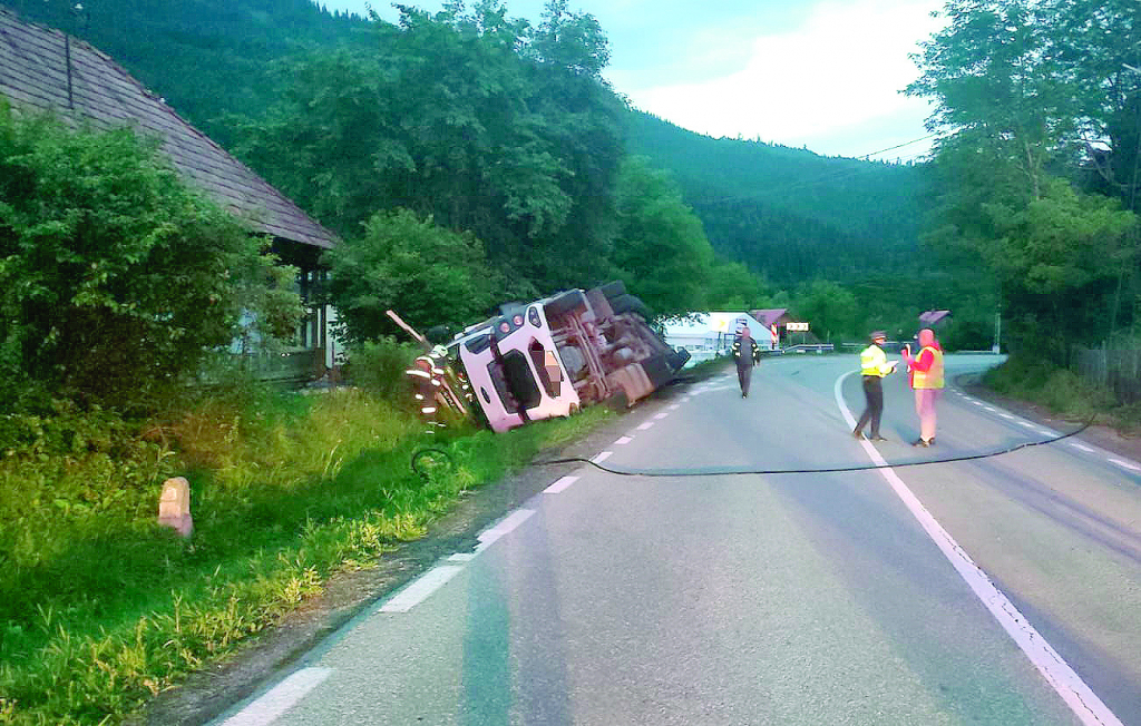 TIR răsturnat la Grințieș