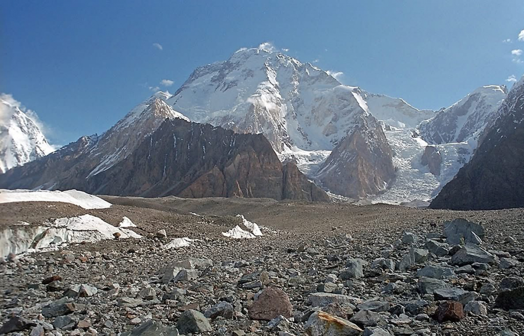 Oftalmologul ieșean Laura Mareș se apropie de optimiarul Broad Peak, din Pakistan