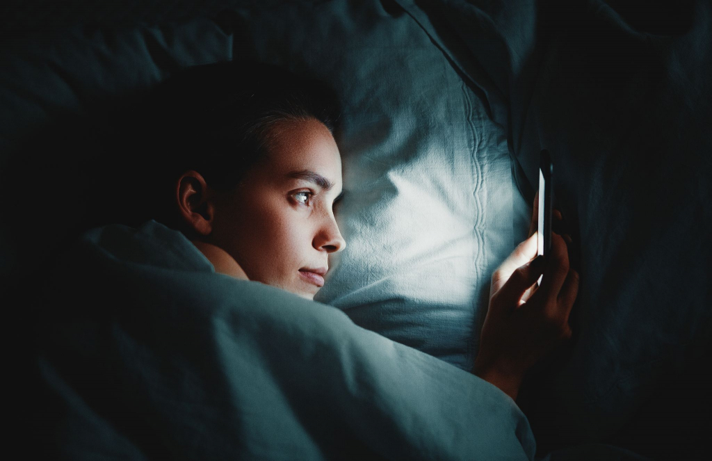 Somnul ieșenilor, afectat de telefoane