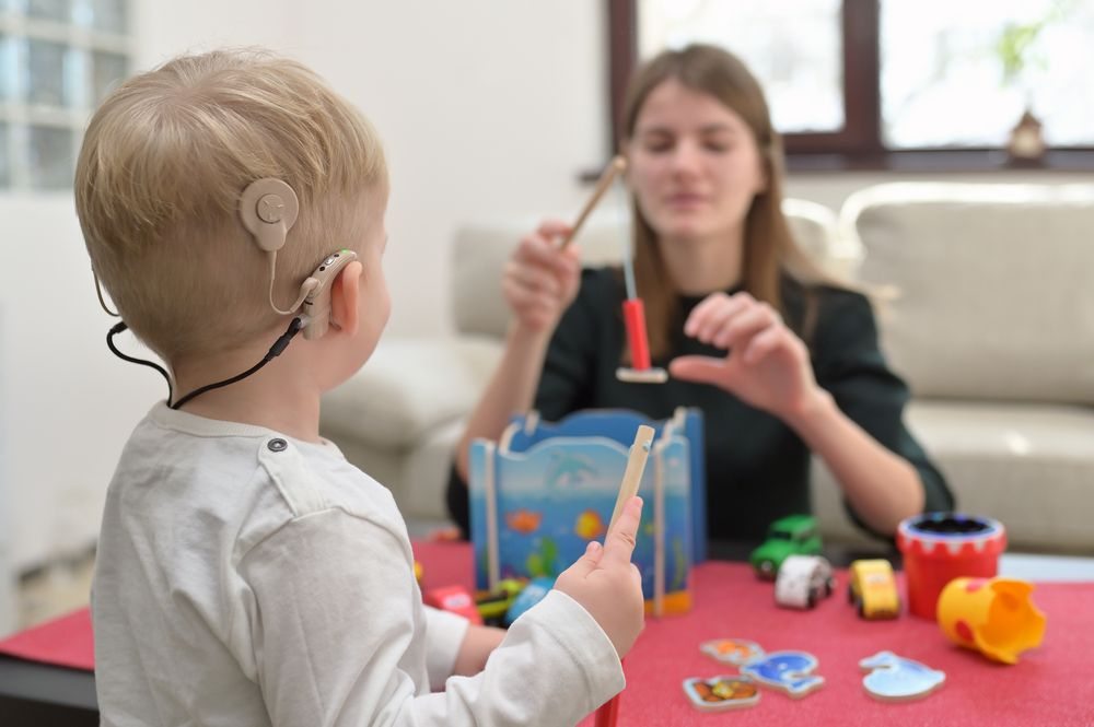 Ministrul Sănătății dorește extinderea Programului Național pentru copiii cu probleme de auz