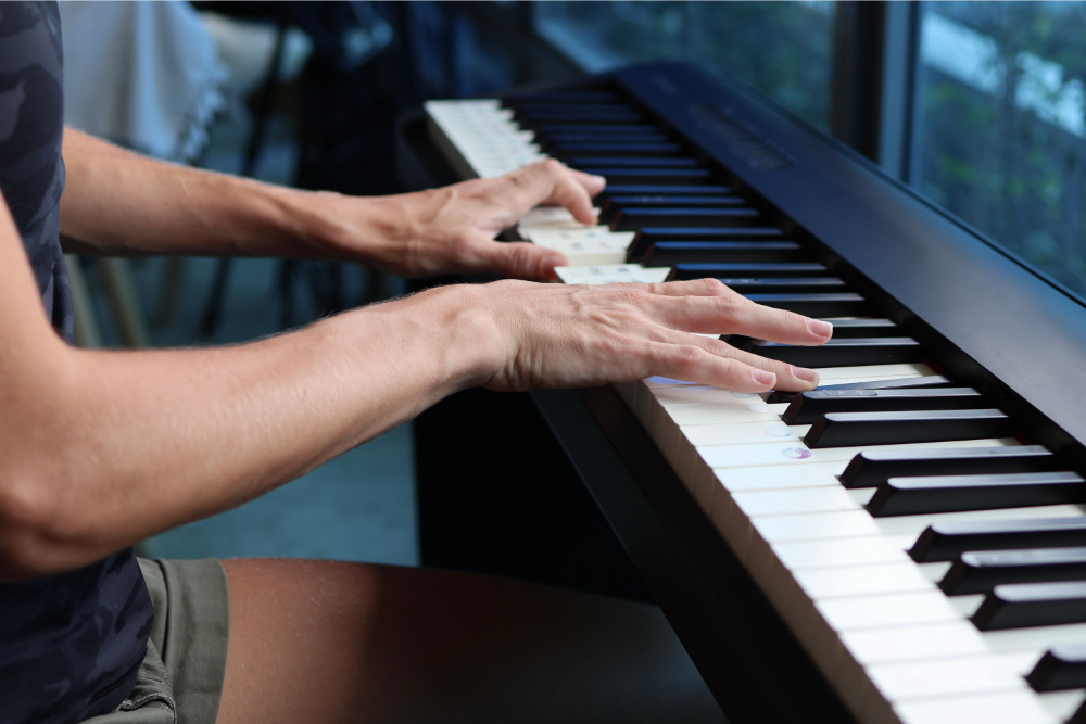 Descoperă instrumentele cu clape și cu aranjor - partenerul tău muzical de încredere