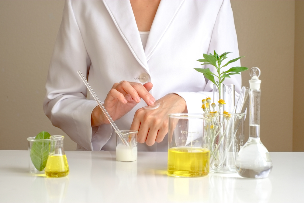 Cosmetice pline de otrăvuri, depistate în multe țări europene și în România