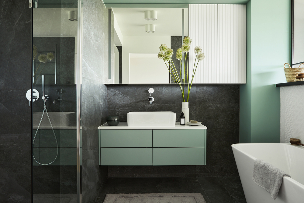 Baie minimalistă - 7 idei inspirate, ca să creezi un spațiu modern, elegant și funcțional