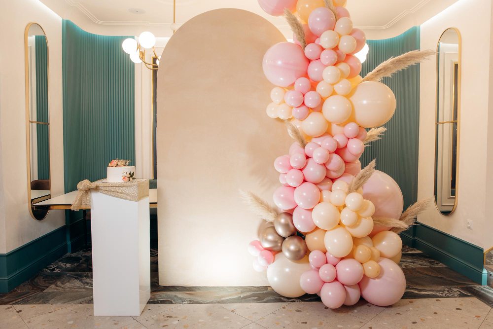 Decor cu baloane în culori neutre: eleganță pentru un botez modern