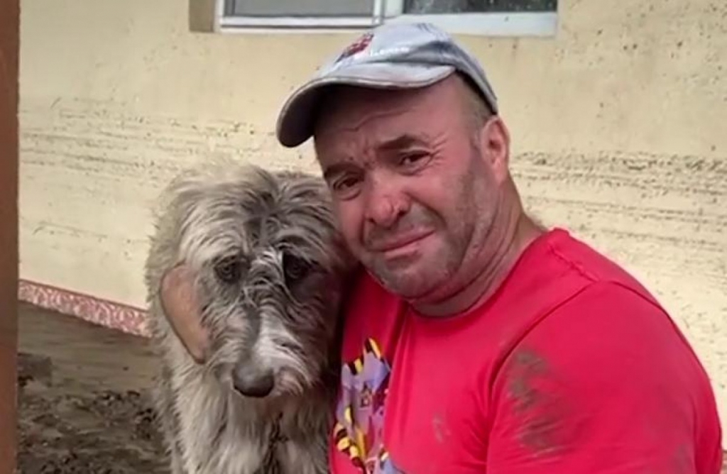 Momente emoționante într-o comună devastată de inundații: Un bărbat a izbucnit în lacrimi când și-a găsit câinele în viață