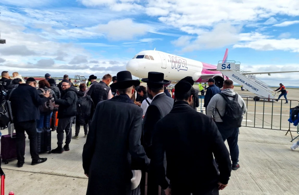 Măsuri speciale pe Aeroportul Suceava pentru cei peste 3.000 de evrei hasidici care tranzitează România