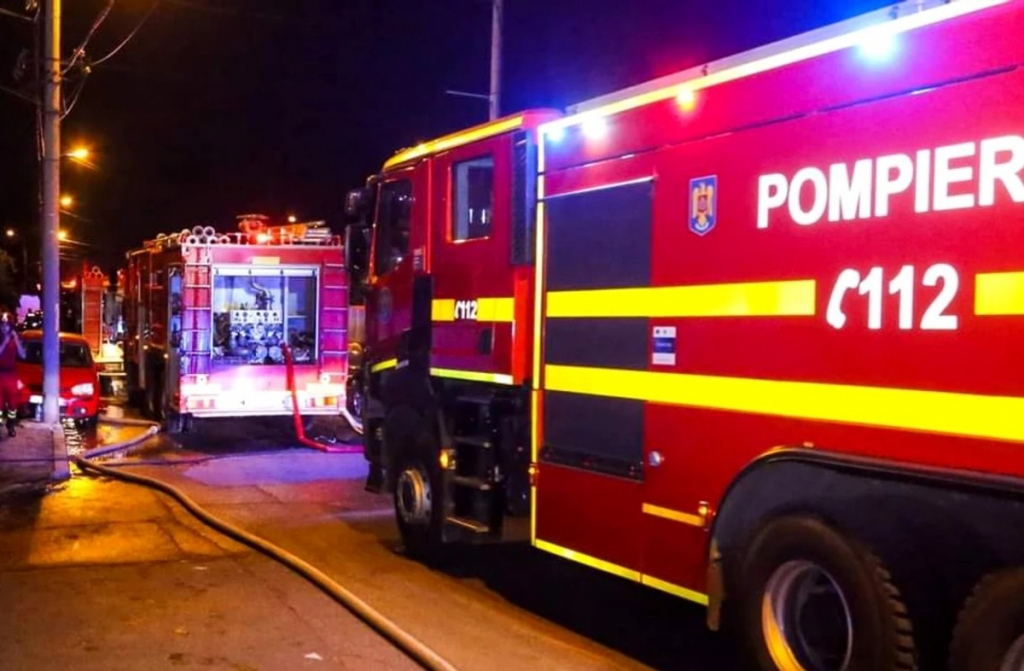Zeci de locatari evacuaţi după un incendiu izbucnit într-un apartament. Proprietarul a fost găsit inconştient