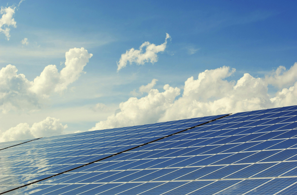 Beneficiile energiei verzi asupra bugetului tău lunar